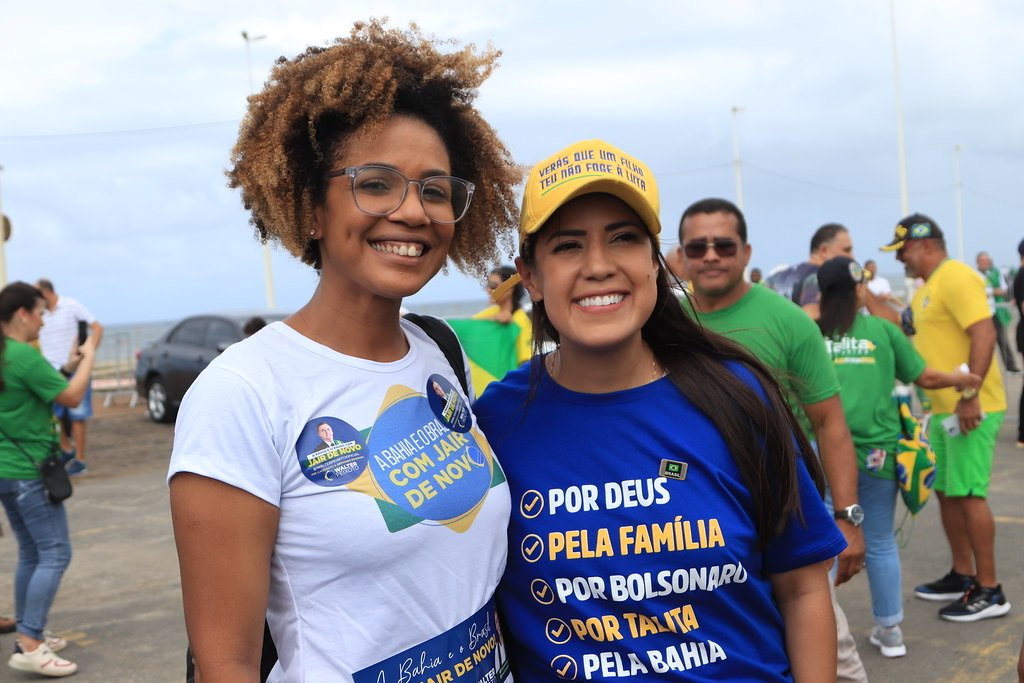 Talita Oliveira ao lado de uma apoiadora durante ato na orla de Salvador