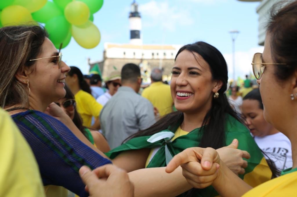 Talita Oliveira entre apoiadoras durante manifestação no Farol da Barra, em Salvador