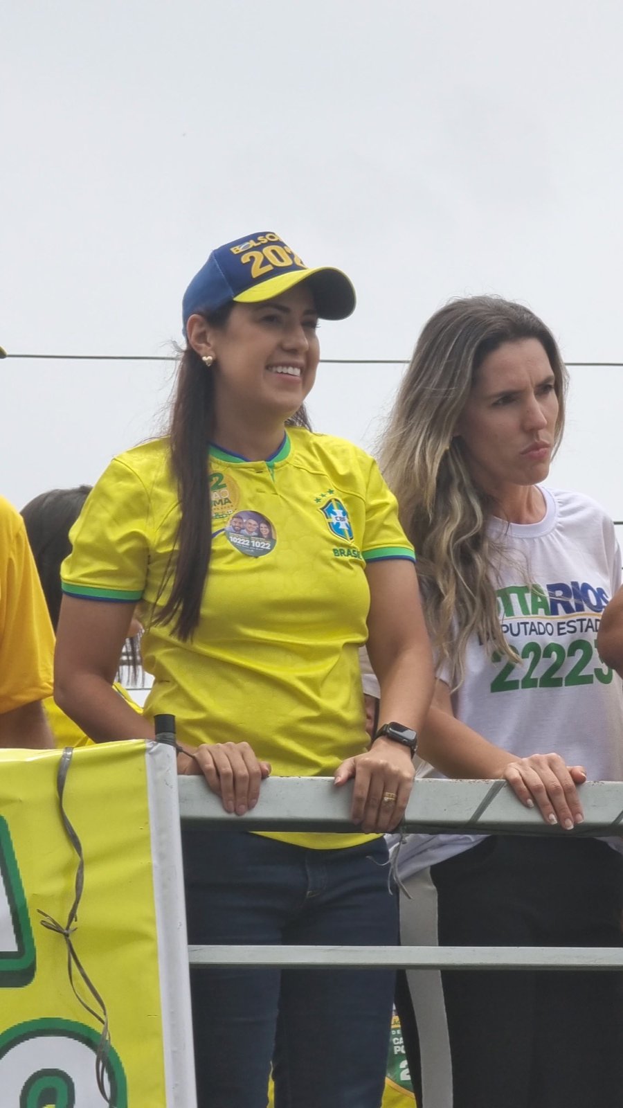 Talita Oliveira em cima do trio, de camisa da seleção, durante ato de rua